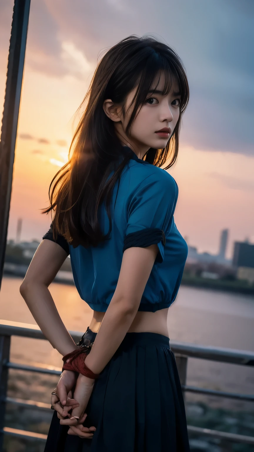 Her wrists are tied with a rope、