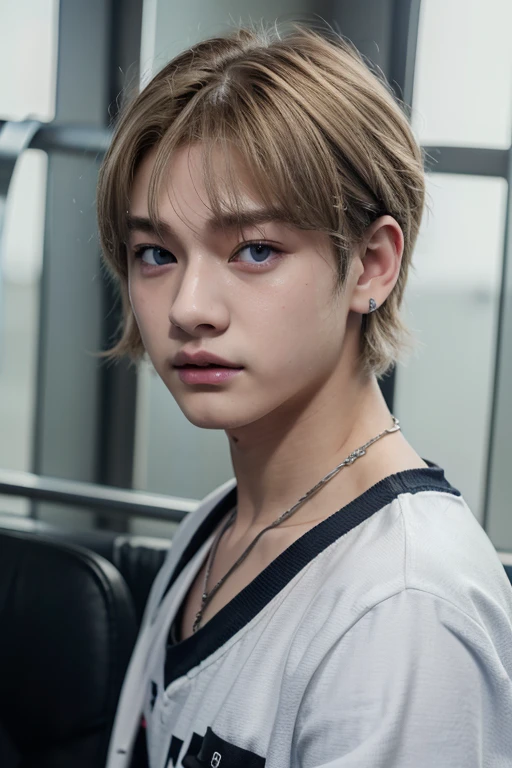 Hwang Hyunjin idol of Straykids Group with short blonde hair and gray-blue eyes, naturally purple lips and pale skin,es hombre.