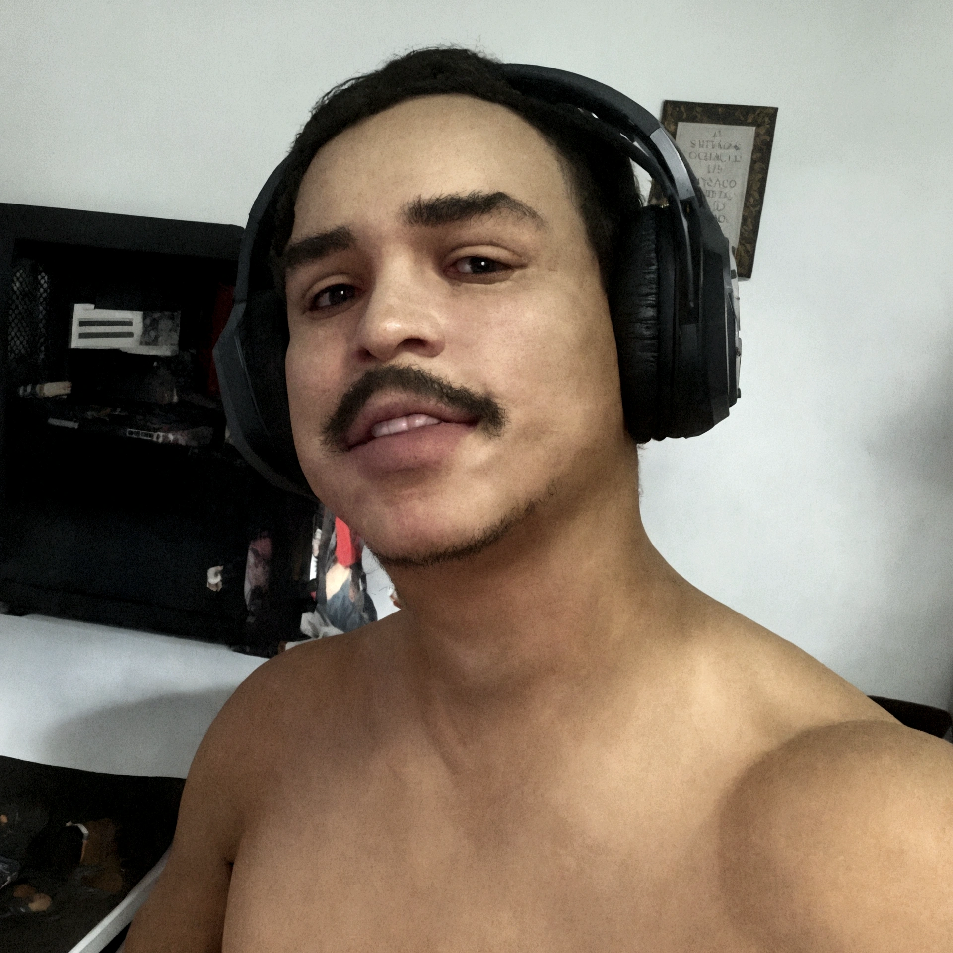 Illustration of smiling man, sorriso insano, Homem de pele marrom com um sorriso gigante, smiling happily at the camera, sorriso atrevido, he is smiling, sorriso muito grande, Macho sorridente, foto de perfil headshot, rindo sorriso enorme, desenhando no estilo de Arte 3D, c4d, fundo de jogos de fps, estilo disney, estilo pixar render ilustracao Super Detalhe, 8K