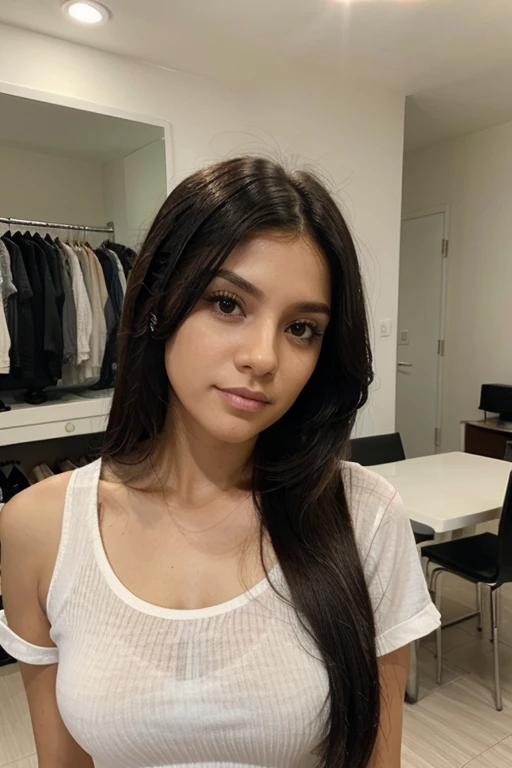 Mujer blanca, cabello negro largo, delgada foto en ropa interior