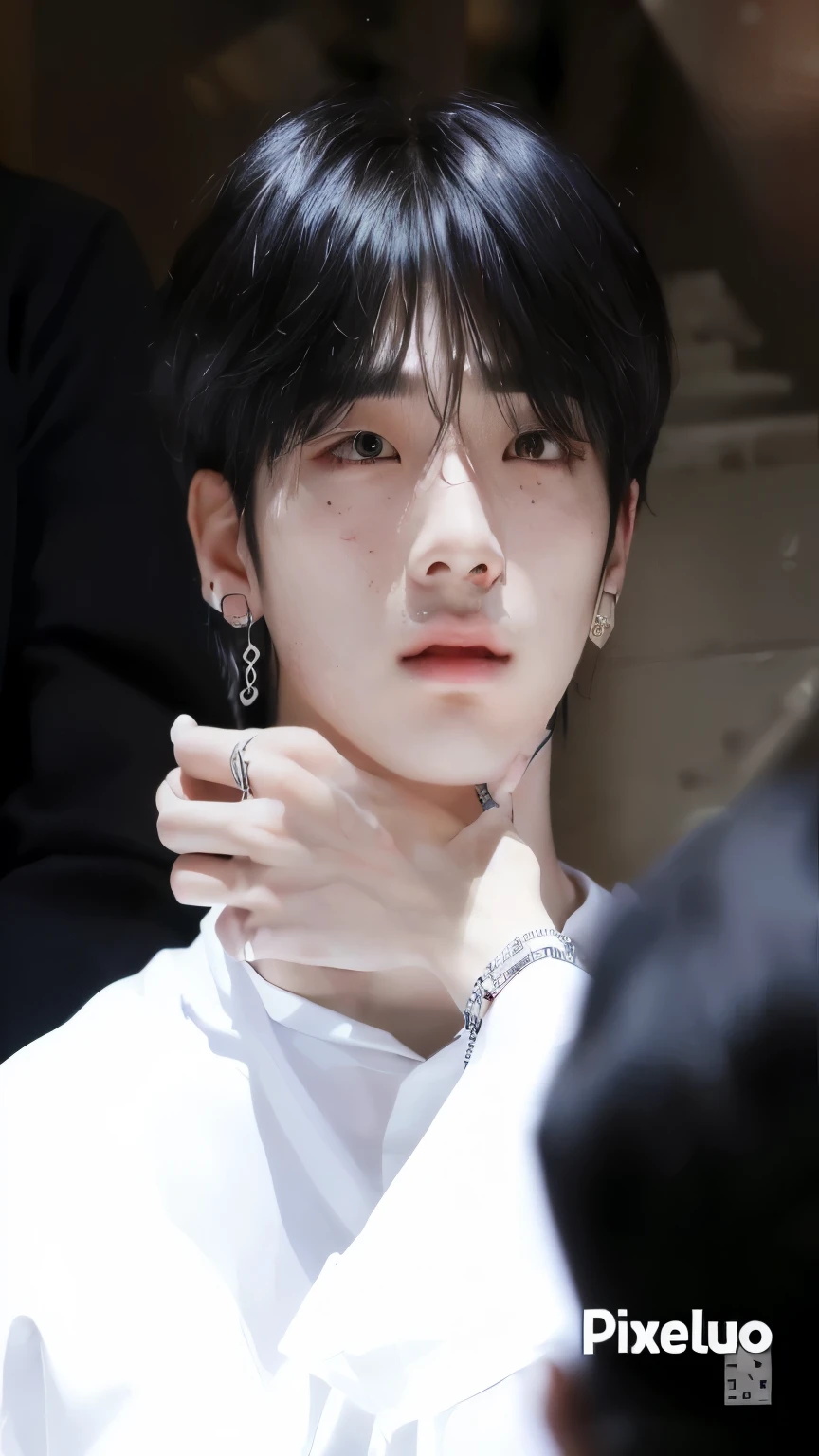 Un joven araffado con cabello negro y piercings sentado en una multitud., cai xukun, kim doyoung, jinyoung shin, inspirado en Bian Shoumin, aesthetic jinyoung pimple, young pale angel, jungkook, mirada inocente, capturado en canon eos r 6, inspirado en Kun Can, kanliu666, hyung tae, artista coreano, pale korean adorable face