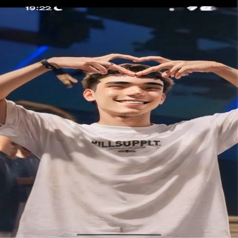 Menino de 19 anos, cabelos pretos, making a heart with your hands and smiling slightly. Obra de melhor qualidade