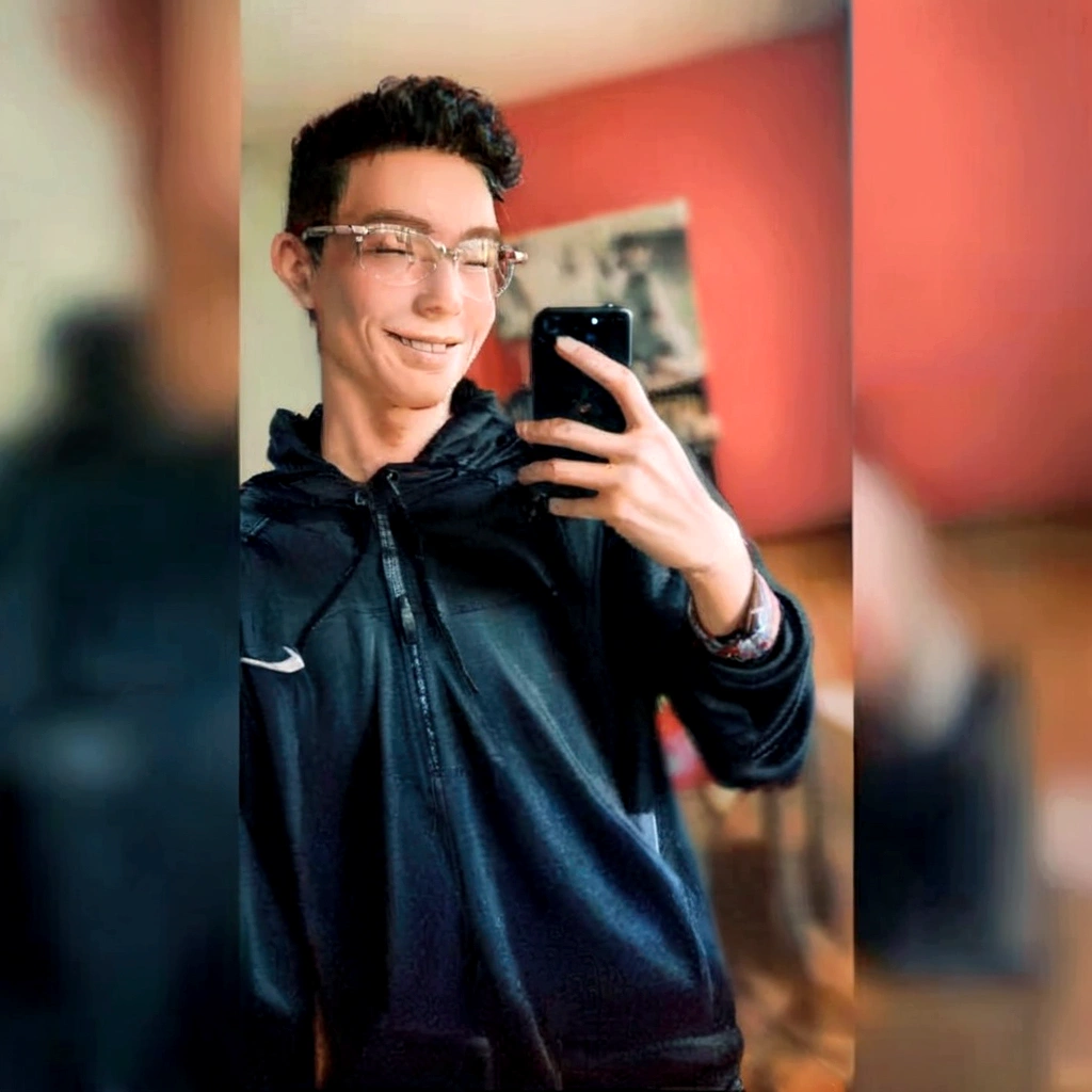 Homem de jaqueta preta tirando selfie com celular, cerca de 19 anos, foto de perfil, 18 anos de idade, imagem de perfilture 1024px, imagem de perfil, foto do snapchat, muscle contraction coil / jogador ludwig, foto de perfil, taken at the beginning of 2020, mateus 9 5
