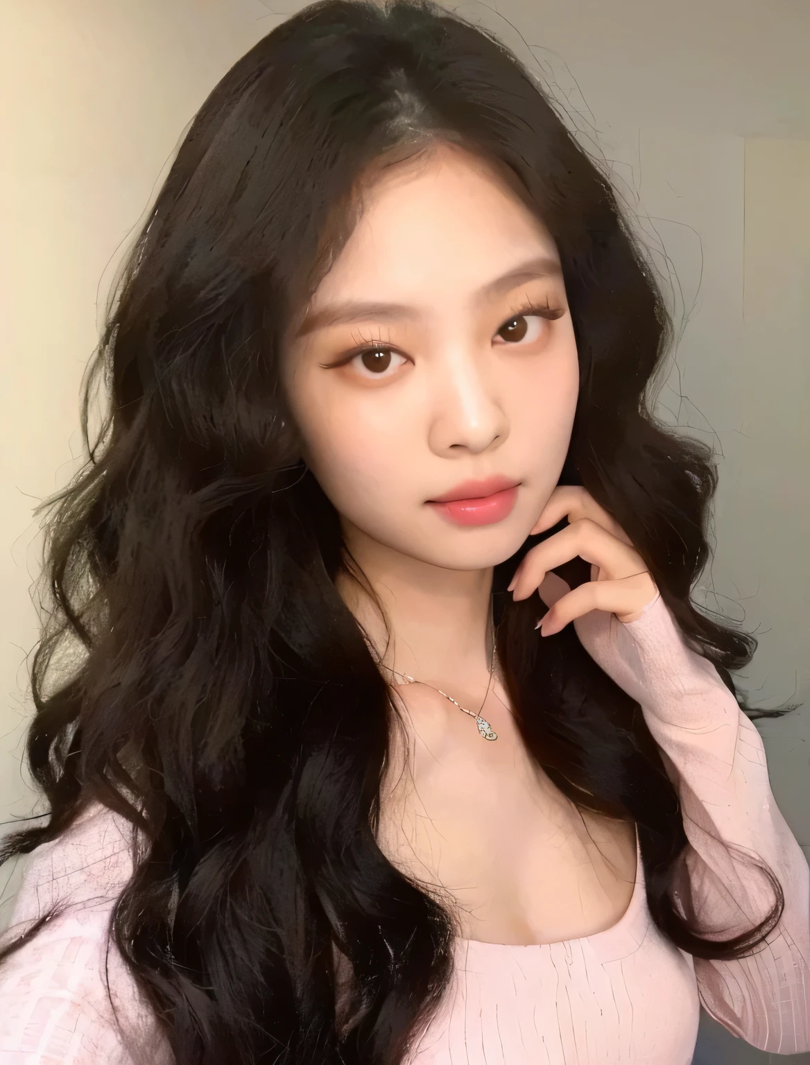 um close de uma mulher com cabelos longos vestindo uma camisa rosa, Ulzzang, Jennie Blackpink, coreana, linda jovem coreana, linda jovem coreana, young lovely korean face, linda mulher sul-coreana, maquiagem coreana popular, Korean facial features, maquiagem sul-coreana popular, adorable and pale korean face, beautiful asian girl, asian features, young pale and beautiful asian face