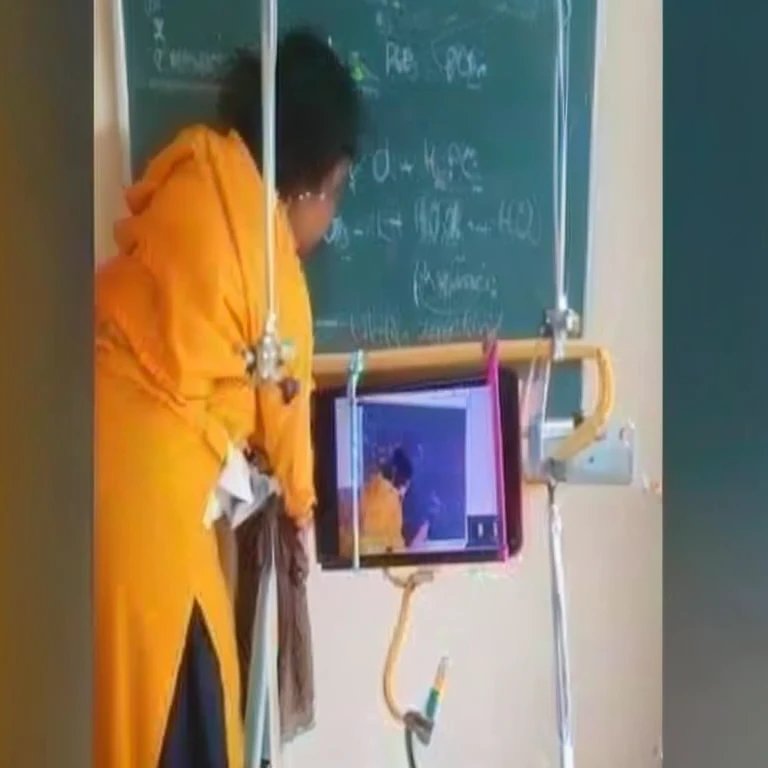 mulher de roupa verde usando um laptop na frente de um quadro negro, using a magic tablet, foto viral, professor, classe de escola, altamente criativo, um superinteligente, ensino, foto popular, foto do snapchat, screenshot of youtube video, in a classe de escolaroom, perspectiva impressionante, physics challenging, imagem real, tecnologia moderna, estudante, integration with technology!!, atuando