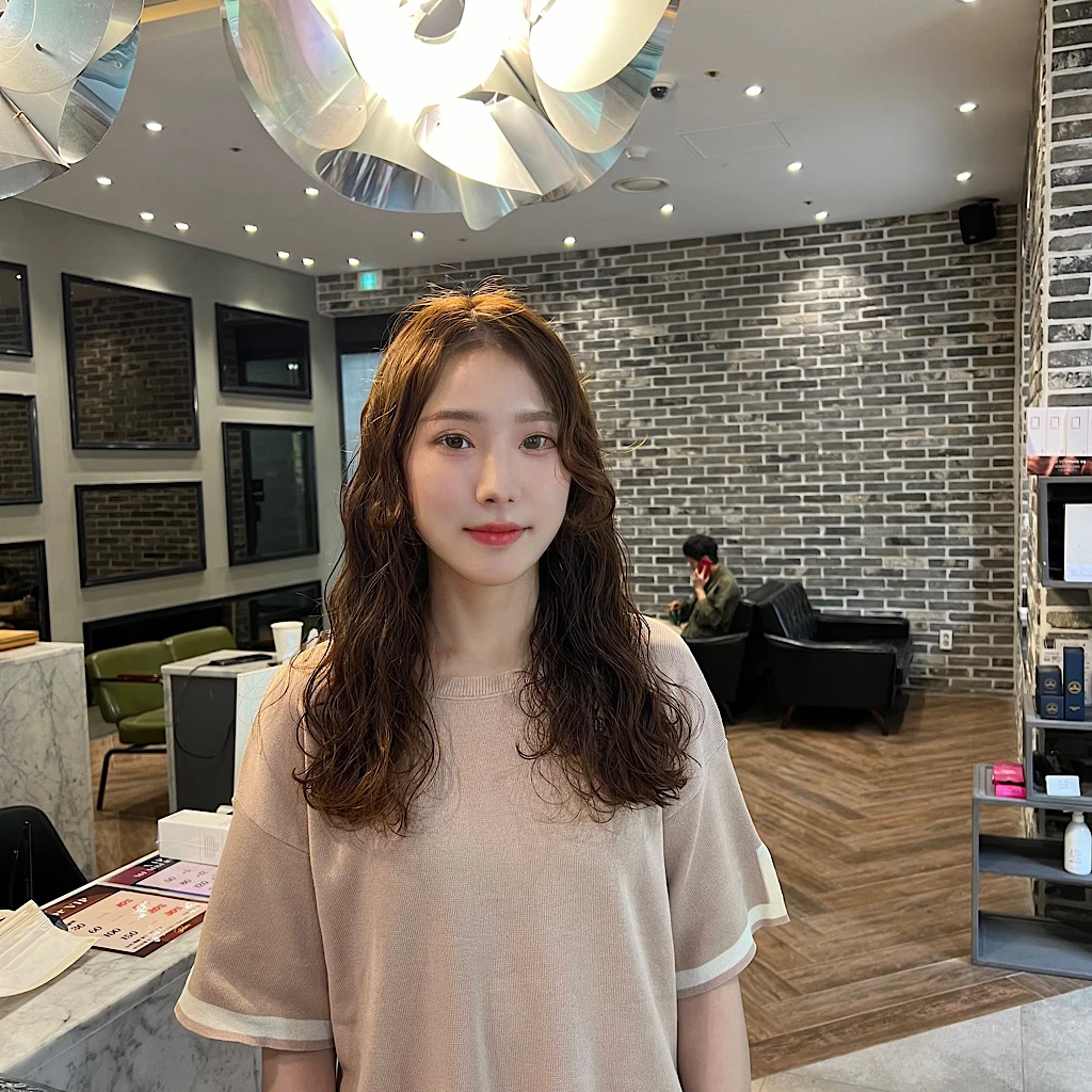 Best Quality, 8k, Masterpiece, (Portrait: 1.3), (photo realistic:1.4), (hyper realistic:1.4), Sharp Focus, looking at viewer, (smoother lighting:1.1), (increase cinematic lighting quality:0.9), realistic lighting, backlighting, light on face, ray trace, (brightening light:1.2), (Increase quality:1.4), sharp detail, (best quality real texture skin:1.4), finely detailed eyes, black_eyes, finely detailed face, 25 year old Korean woman