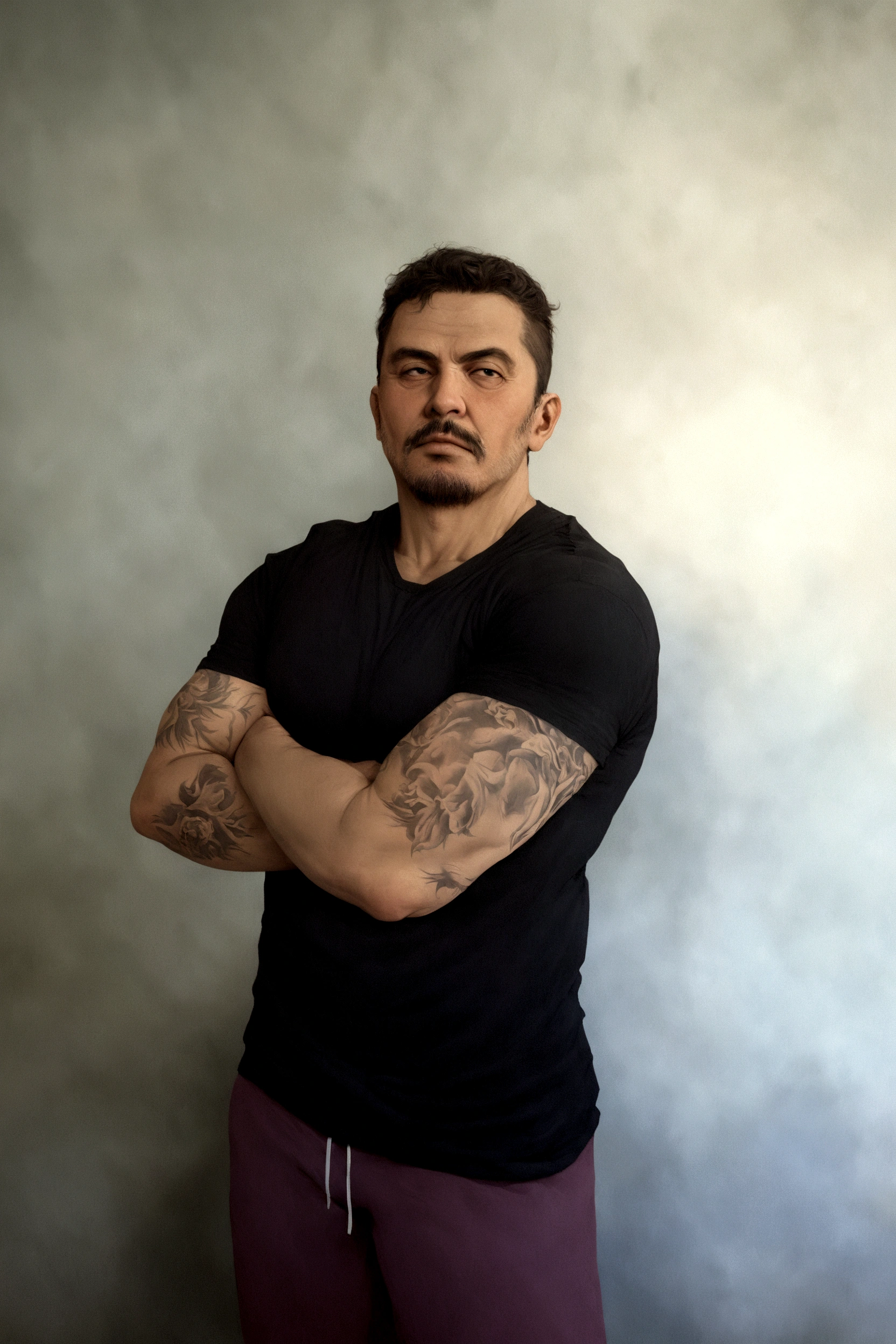 there is a man with a tattoo on his arm and a black shirt, cerca de 3 5 anos, foto de corpo inteiro, david rios ferreira, (38 anos), arms crossed on the chest, para baixo, left arm and back, cerca de 19 anos, imagem de qualidade muito baixa, 3 6 anos, 32 anos, photo taken from behind