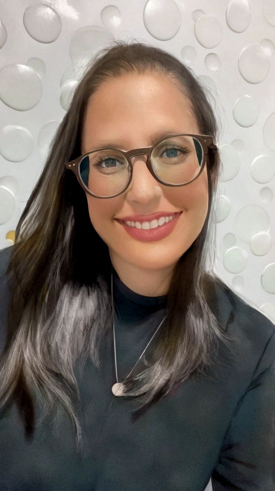 Personagem de desenho da disney, a woman with round gray glasses, dressed like beauty, com olhos verdes, cabelo castanho, e com uma fundo abstrato todo colorido e desfocado da personagem
