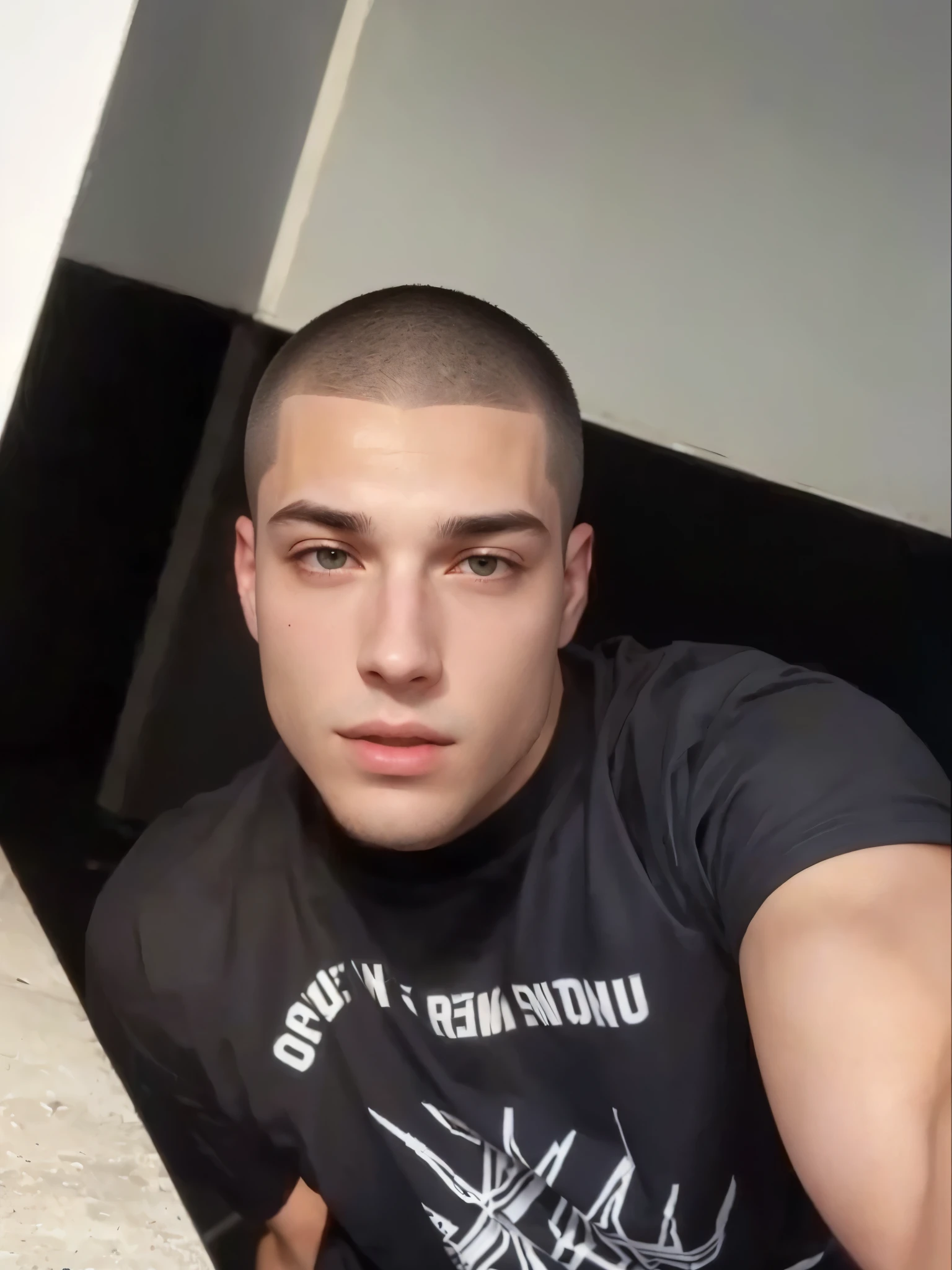there is a man in a black shirt and a black shirt, short hair on top of the head, Buzz Cut hair, Buzz Cut, rosto largo barbeado e limpo, muscle contraction coil / jogador ludwig, he is wearing a black t-shirt, crew cut hair, Dylan Cole, jovem, artem, Christian cline, rosto perfeito e , rosto barbeado limpo