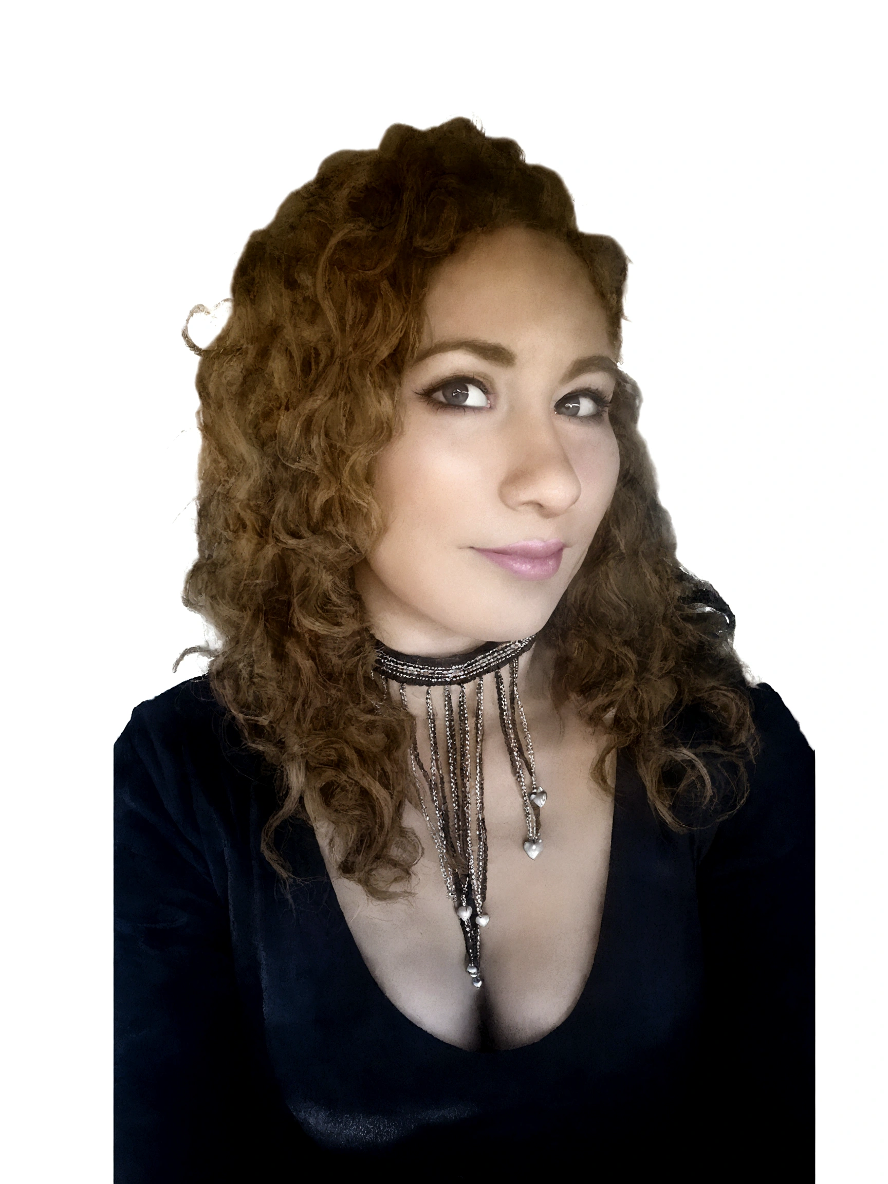 una mujer estilo disney,pixar,mejor calidad,alta calidad, blusa blanca con un corazon color rosa en el pecho,cabello rizado color negro