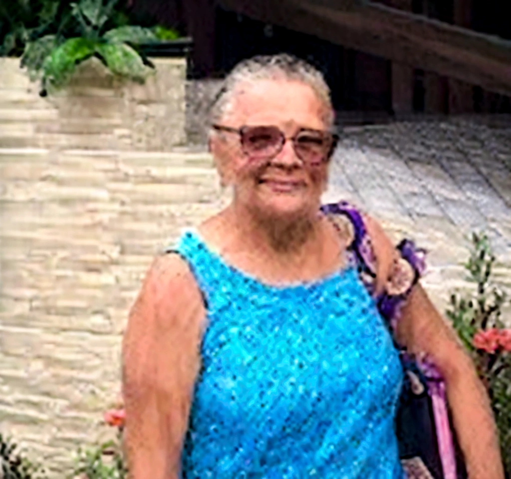 senhora sorrindo, usando vestido vermelho quadriculado com preto usando um avental simples branco usando uma fita vermelha no cabelo em alta qualidade