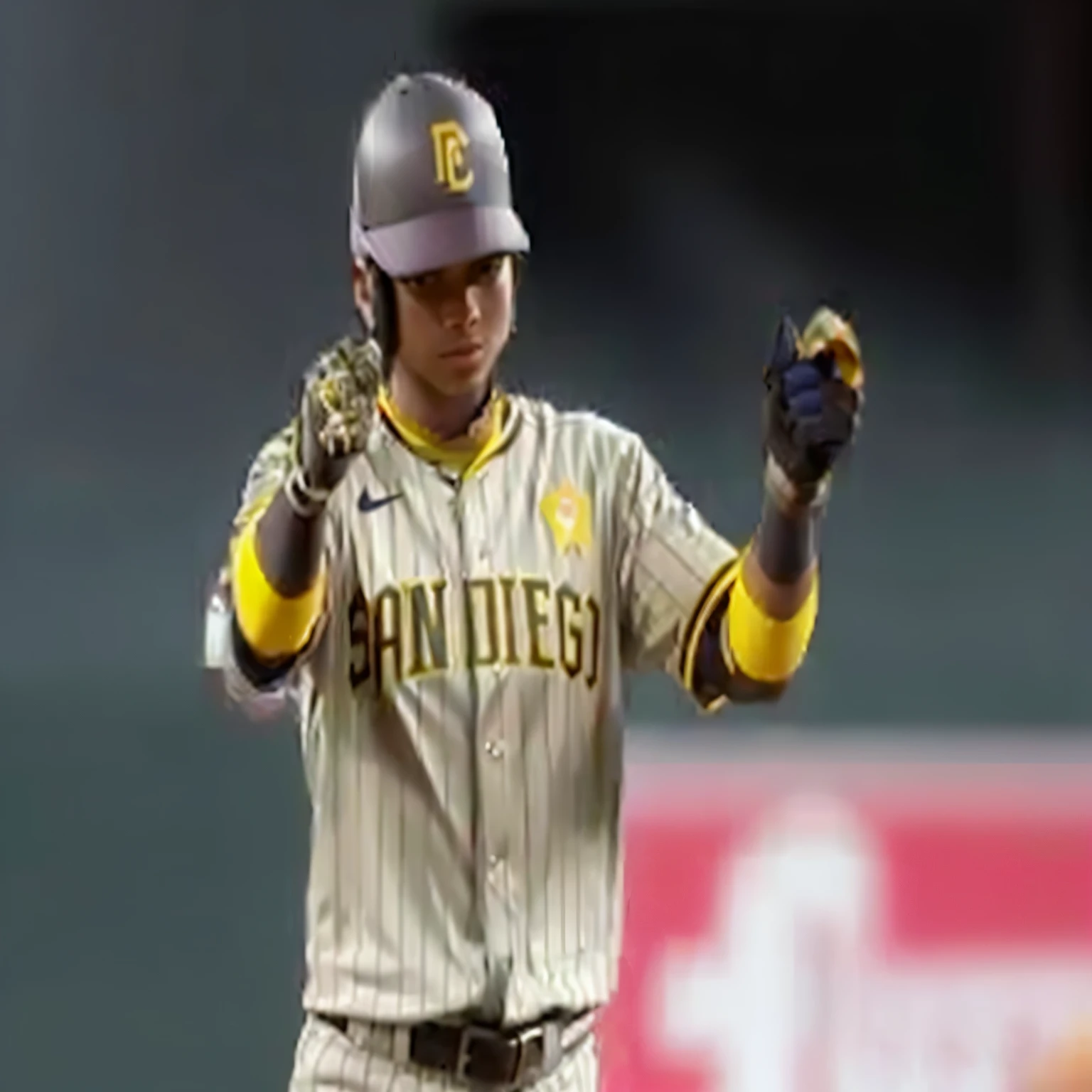 araffe baseball player in uniform holding a bat and raising thumbs up, inspirado en Gregorius Sickinger, martin sandiego, foto de perfil, inspired by Ivan Ranger, brian pulido, 2 0 2 2 foto, foto al estilo de tyler mitchell, andrew gonzalez, inspirado por Rodel Gonzalez, alex malveda, portrait of danny gonzalez, Costa, ariel perez