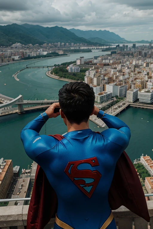 un superheroe viendo una ciudad