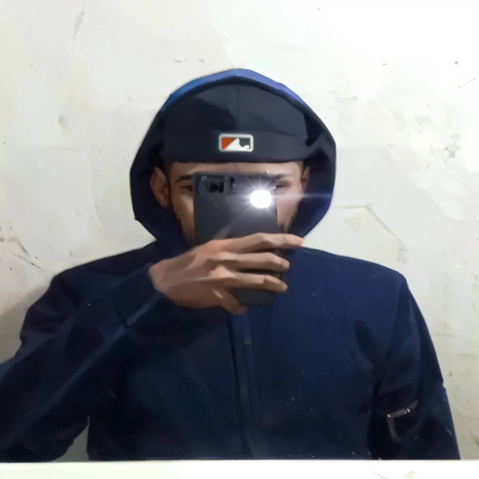 homem arafa tirando uma selfie no espelho com um celular, very very baixa qualidade picture, Foto do perfil, imagem frontal, foto de perfil, foto realista, baixa qualidade photo, imagem borrada, Foto do perfil 1024px, usando capuz, foto de corpo inteiro, baixa qualidade, retrato, a partir de 8k fosco, usando capuzie, com rosto