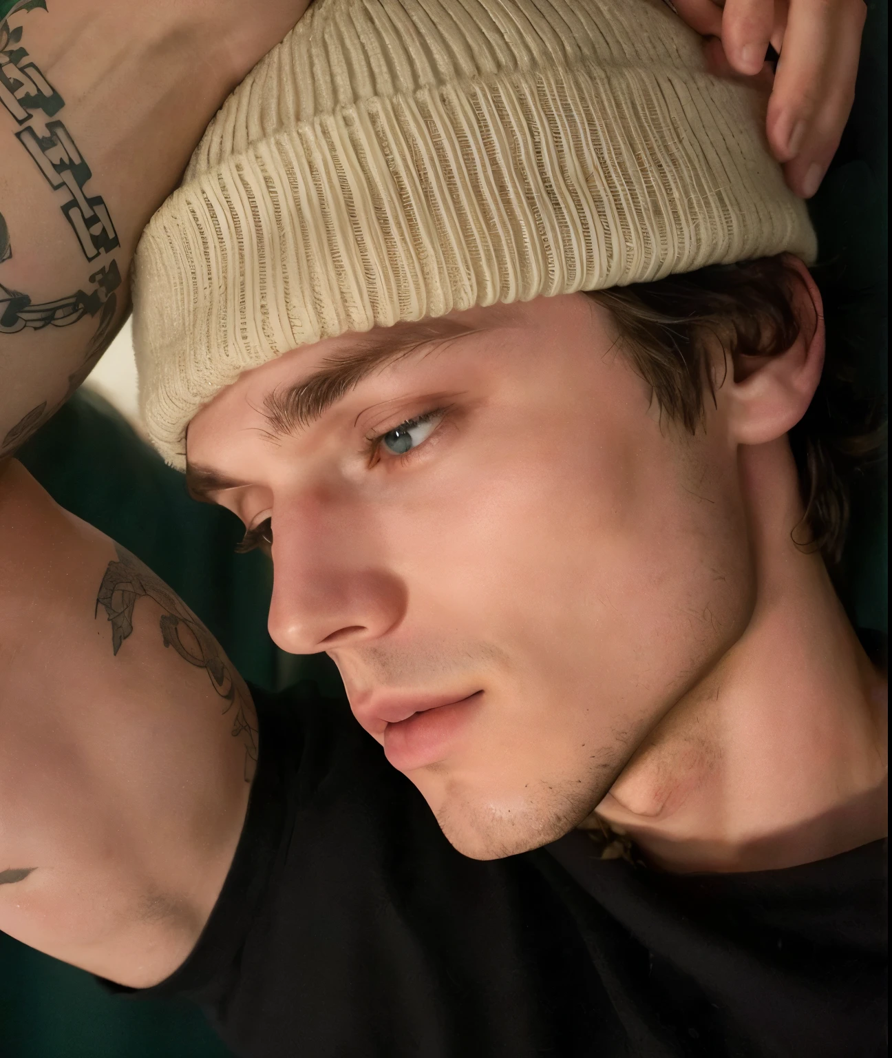 Hombre arafed con un tatuaje en el brazo y un sombrero en la cabeza., estilo de seb mckinnon, joe keery, slightly defined jaw, Well-defined jaw line, Pete Davidson, sonrisa relajada en la cara, he also wears a gray hat, inspirado en Seb McKinnon, thick jawline, taken in the early 2020s, estilos de harry