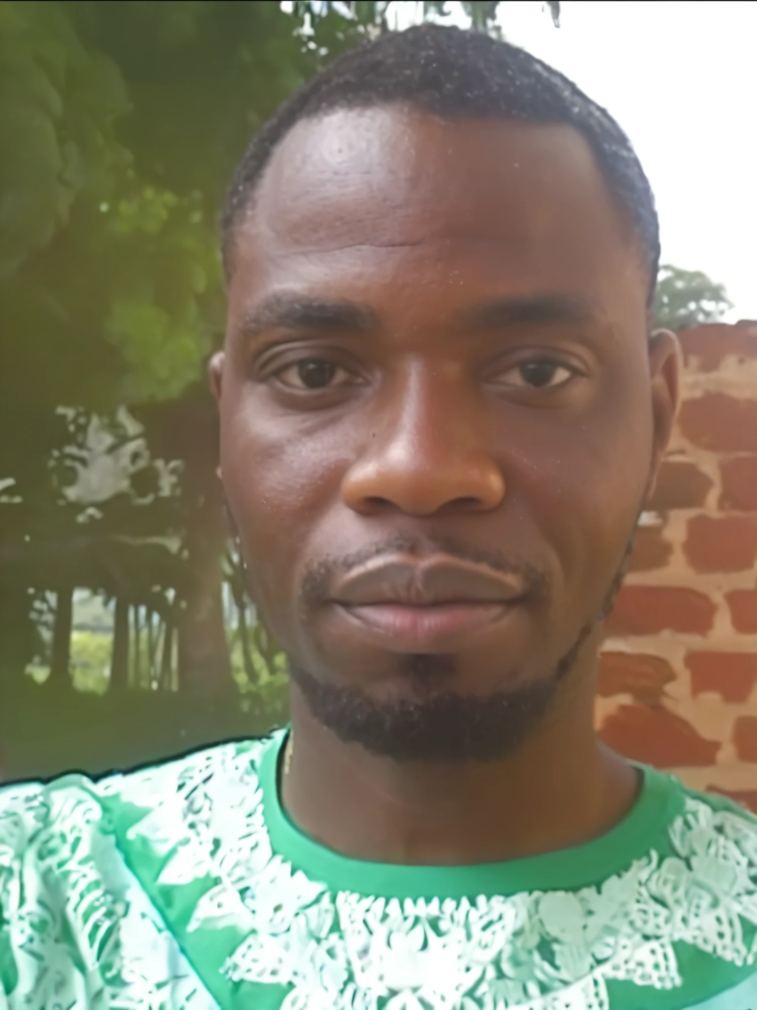 Homem negro com 45 anos com um contra baixo