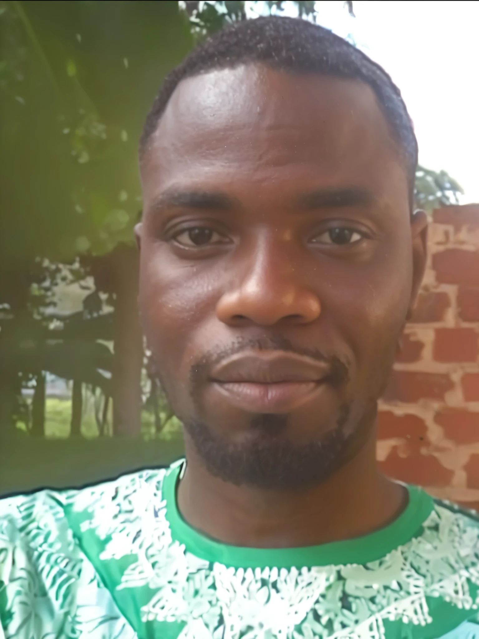 Homem negro com 45 anos com um contra  baixo  
