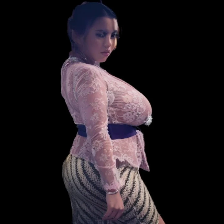 Mujer con caderas anchas, nalgas grandes, tetas grandes y sin ropa interior acostada en la cama