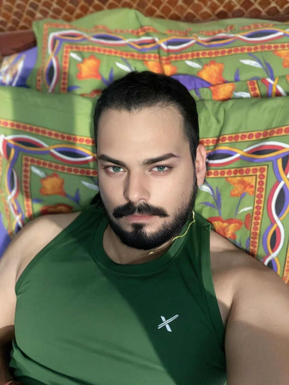 (Masterpiece: 1.3), (Best quality: 1.2), 8K, Absurd, (extremely detailed: 1.3), Highest Resolution, (1 boy: 1.2), portrait,
, shirt, dirty black hair, Green eyes (very detailed), pale glowing skin