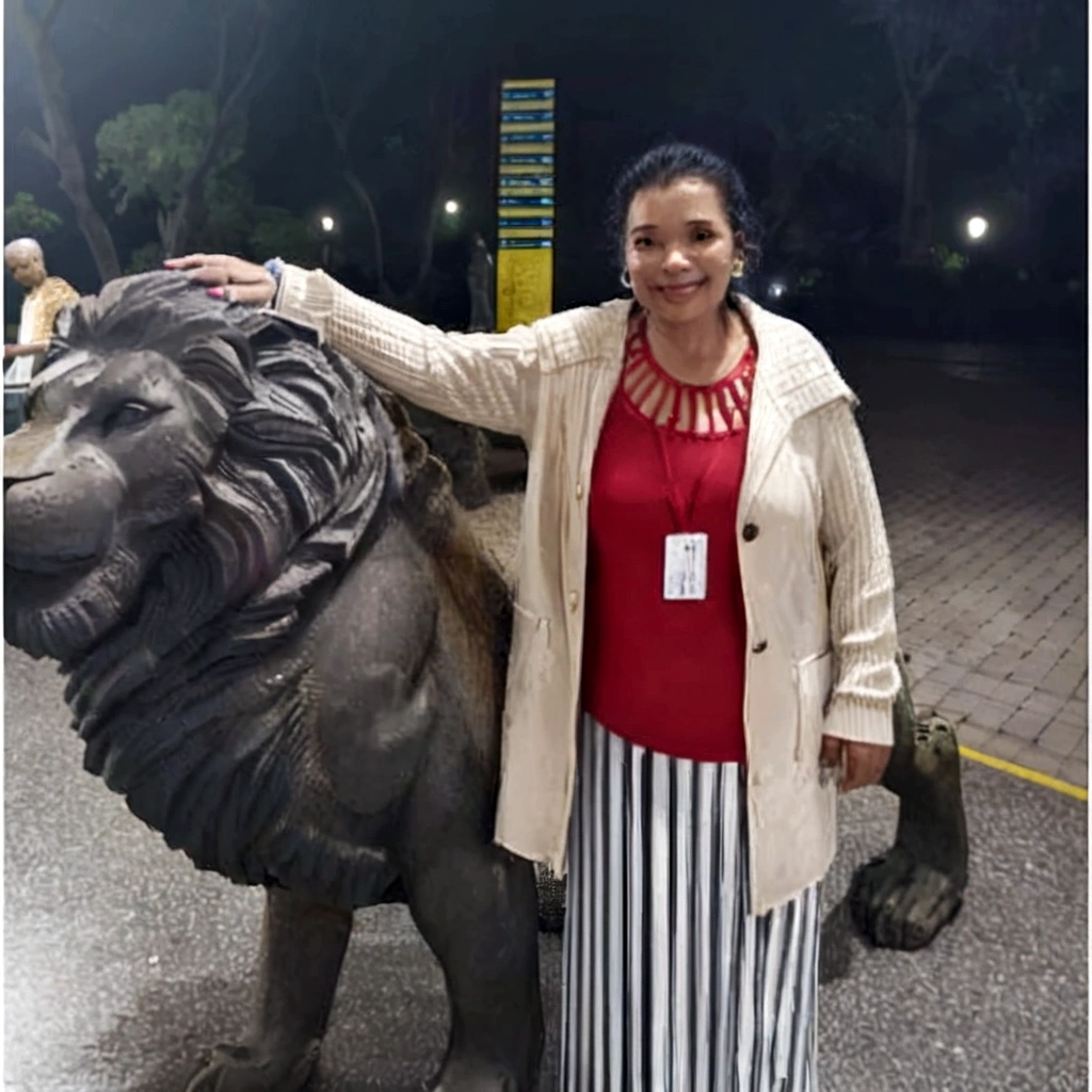 woman next to a statue of a lion in a park, beautiful scenery, in Africa, powder Nándor Katona, photo tirada em 2 0 2 0, in sao paulo, tirada durante a noite, photo taken at night, com uma figura ao fundo, tirada em 2 0 2 0, non-zoo throw, leoa