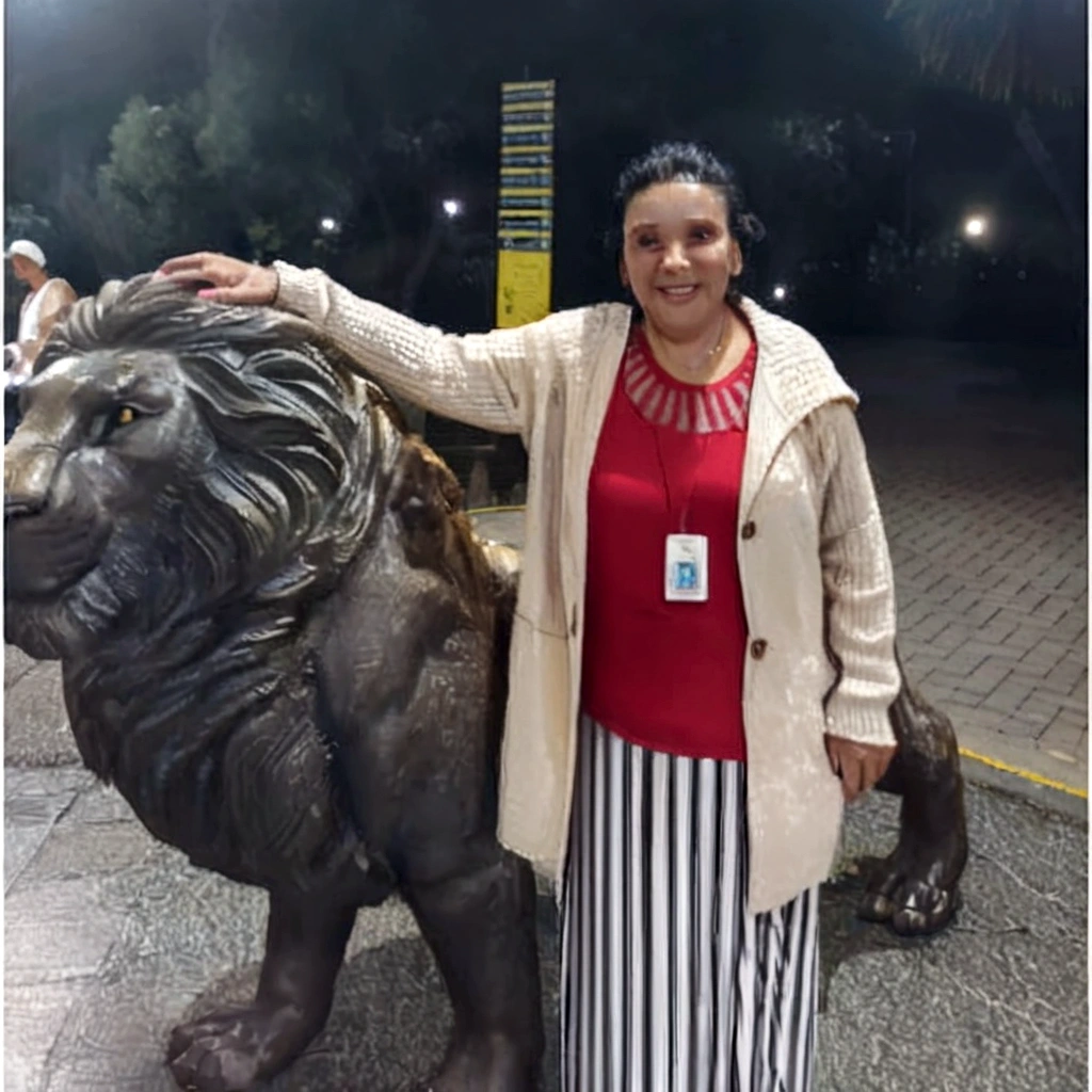 woman next to a statue of a lion in a park, beautiful scenery, in Africa, powder Nándor Katona, photo tirada em 2 0 2 0, in sao paulo, tirada durante a noite, photo taken at night, com uma figura ao fundo, tirada em 2 0 2 0, non-zoo throw, leoa