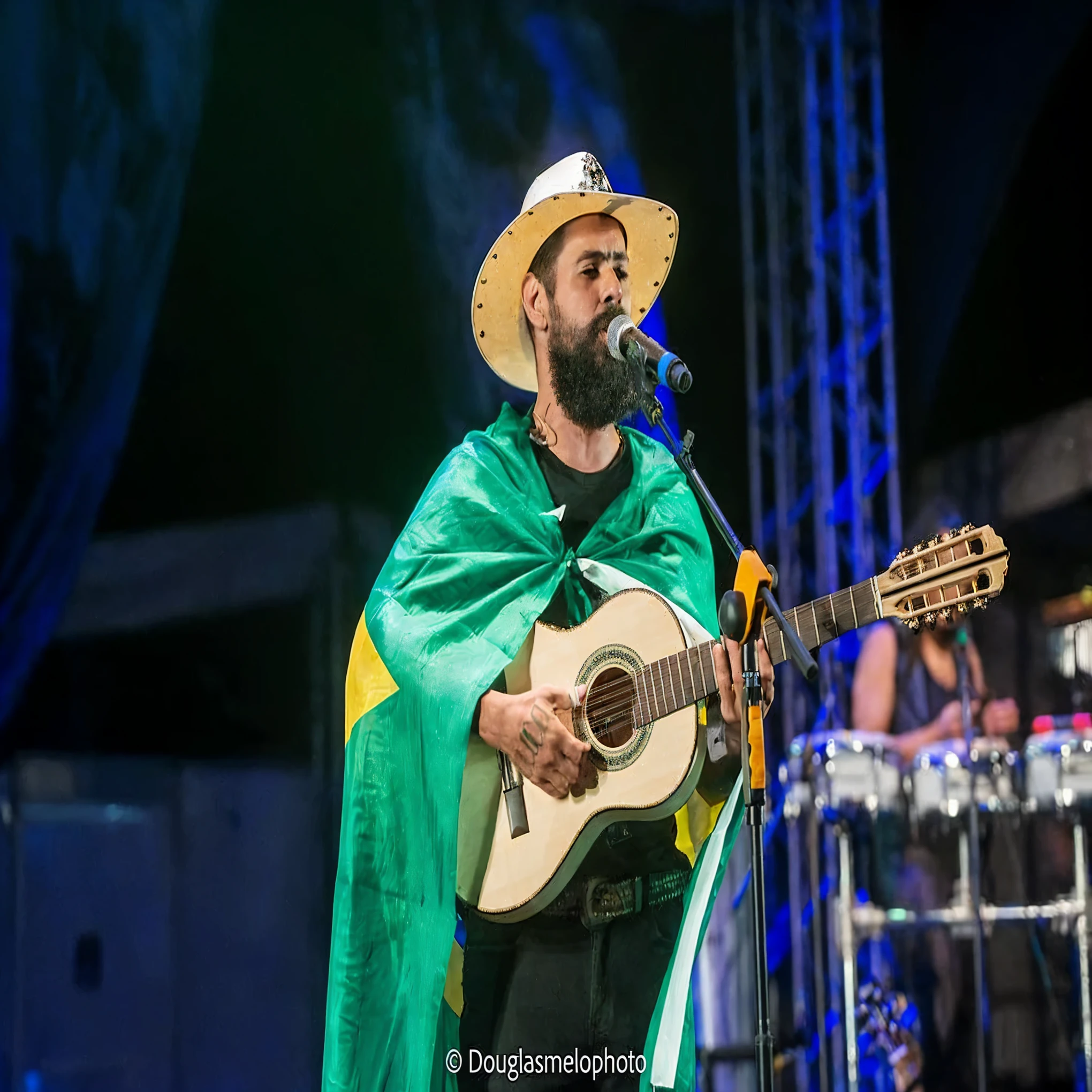 araffe man in green cape playing guitar and singing, david rios ferreira, caio santos, duncan fegredo, daniel mirante, dan dos santos, taken at the beginning of 2020, Pablo Dominguez, mateo dineen, Paulo Olivera, fotografia de concerto ao vivo, Andreia Rocha, lucas graziano, by Leo Valledor