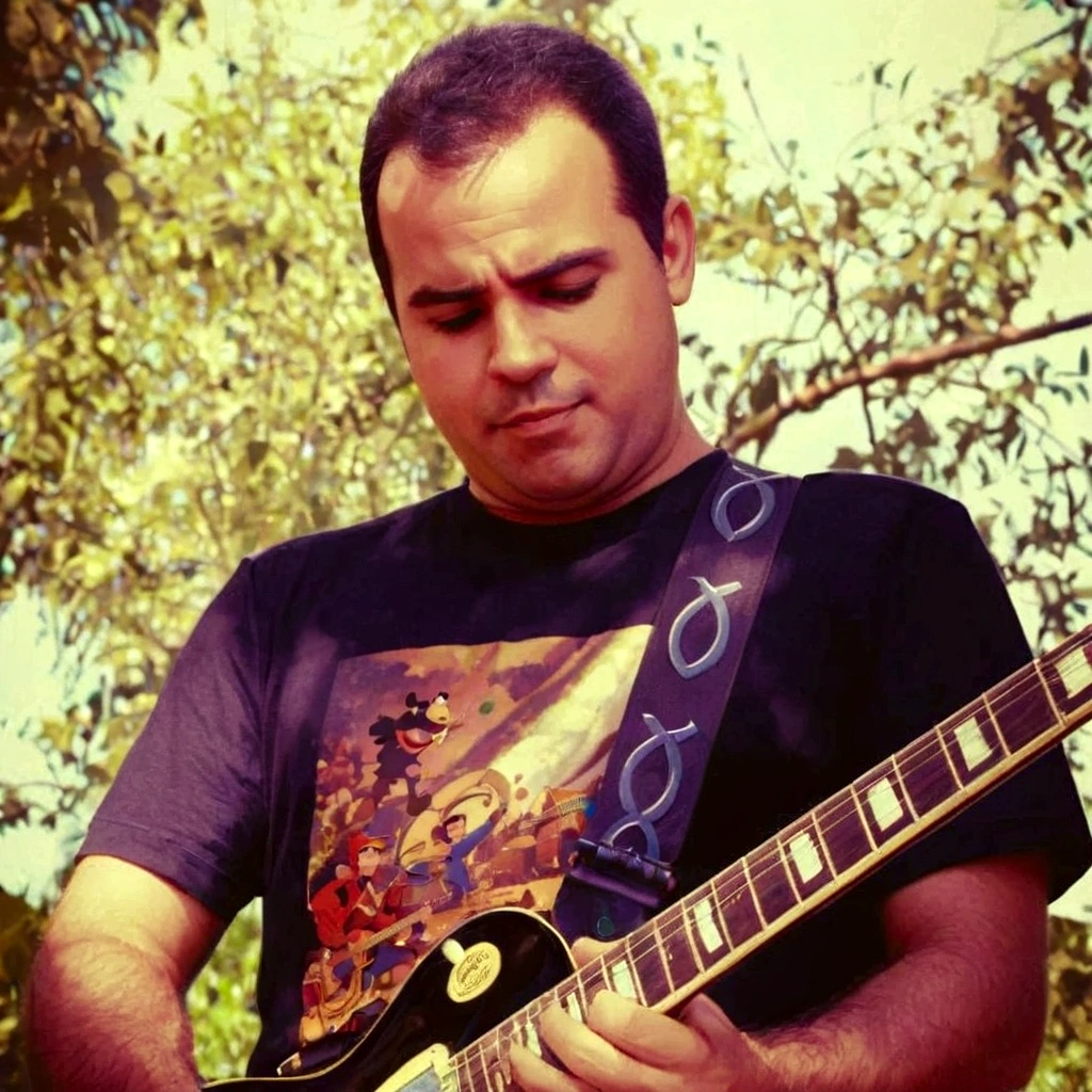 um homem como se fosse um personagem da disney tocando em concerto com uma grande plateia no fundo uma banda de rock no estilo disney pixar