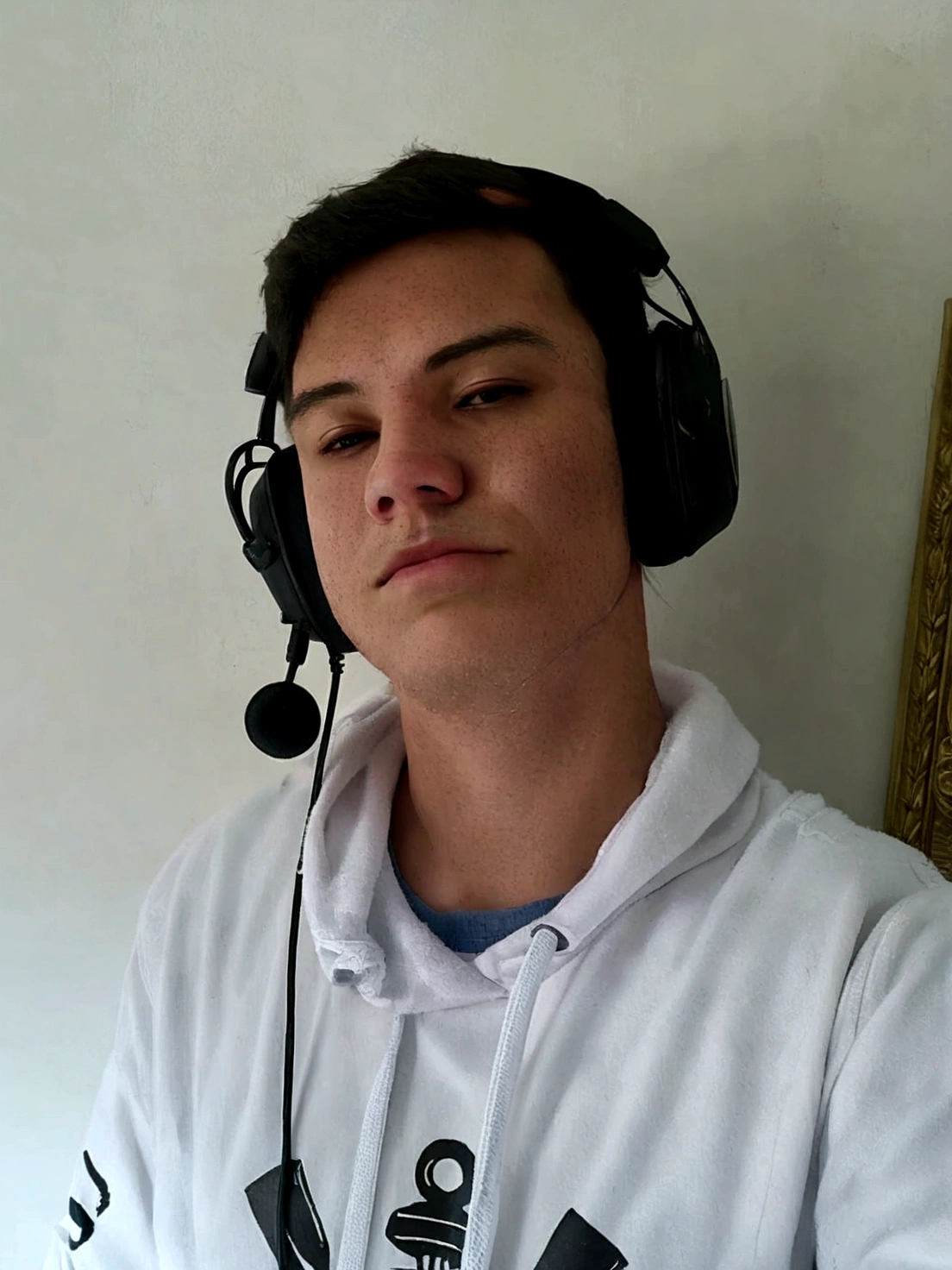 homem arafado usando fones de ouvido e um moletom branco com a foto de um homem no espelho, muscle contraction coil / jogador ludwig, Usando um fone de ouvido, Usando um fone de ouvido para jogos, usando fone de ouvido para jogos, usando fone de ouvido, com fones de ouvido, muscle contraction coil, foto do perfil 1024px, com fones de ouvido, profile picture with headshot, 1 / 4 shots to the head, half body head shot