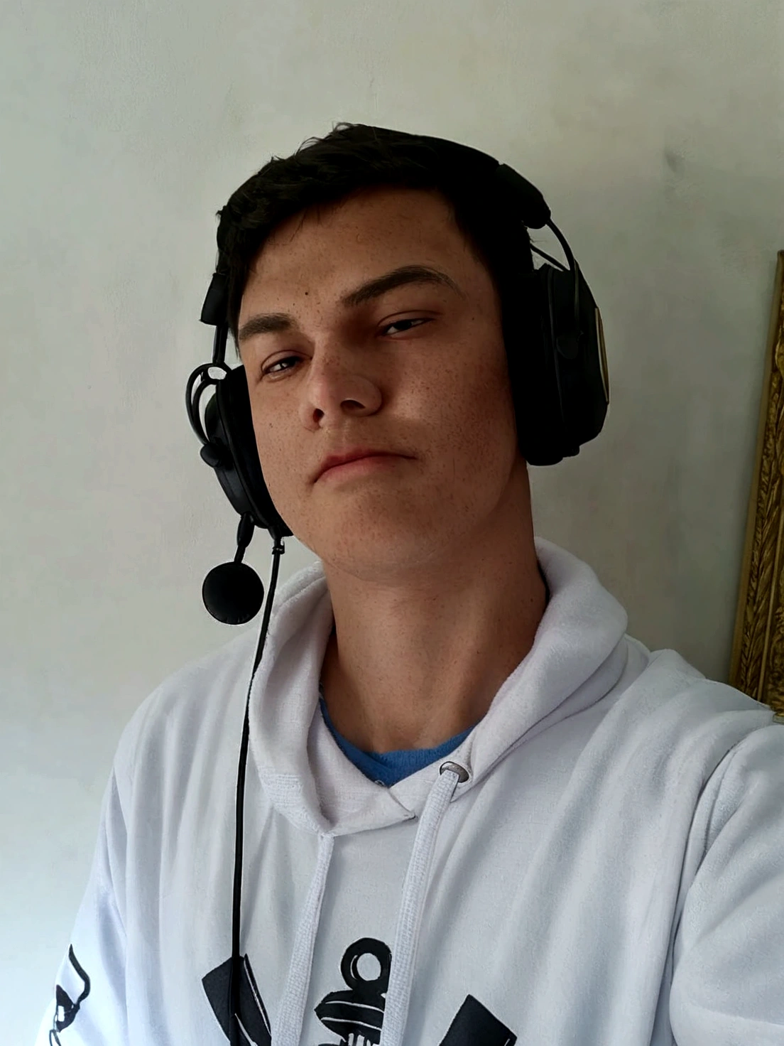 homem arafado usando fones de ouvido e um moletom branco com a foto de um homem no espelho, muscle contraction coil / jogador ludwig, Usando um fone de ouvido, Usando um fone de ouvido para jogos, usando fone de ouvido para jogos, usando fone de ouvido, com fones de ouvido, muscle contraction coil, foto do perfil 1024px, com fones de ouvido, profile picture with headshot, 1 / 4 shots to the head, half body head shot