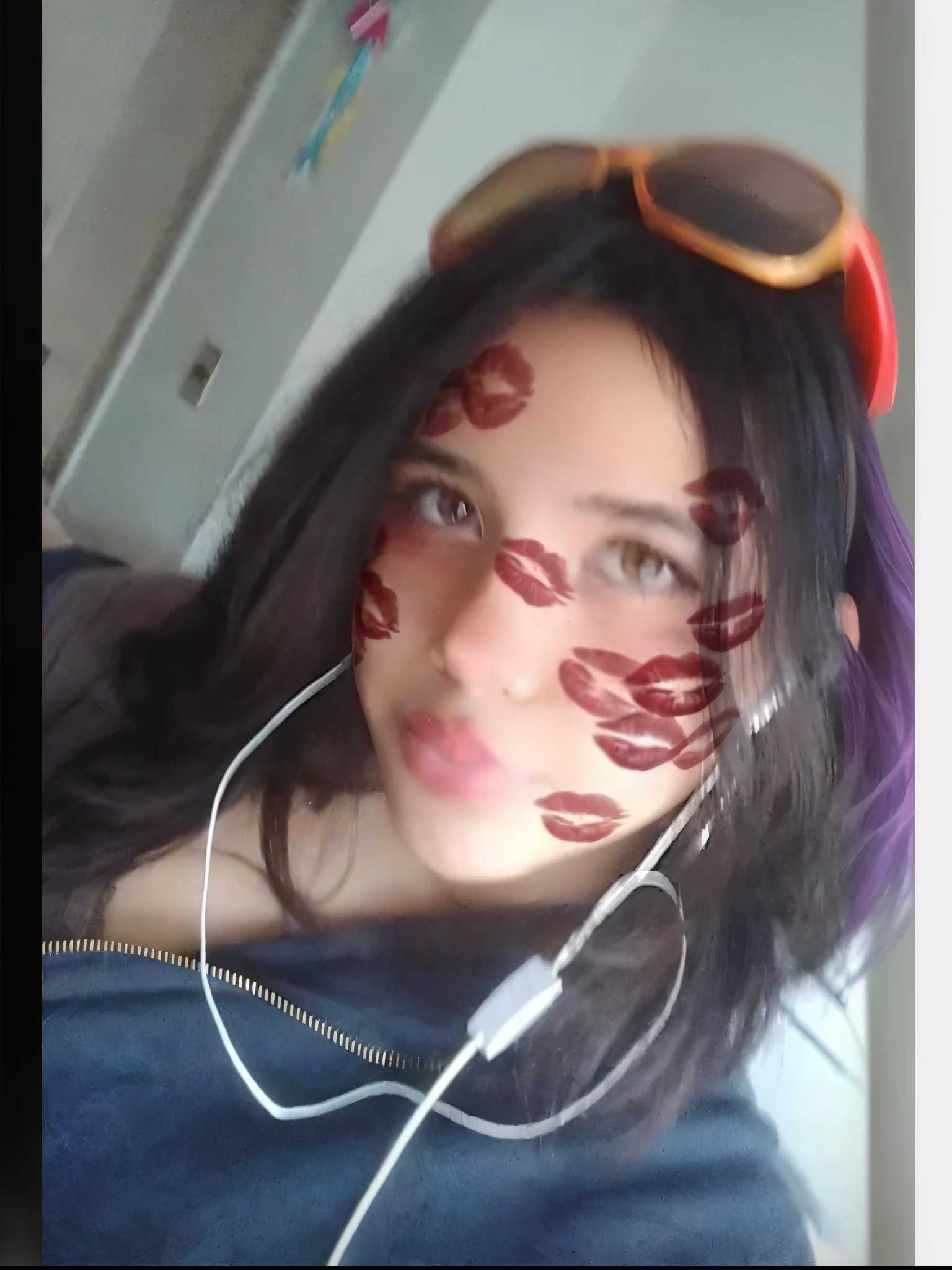 Mujer arafed con auriculares y un par de gafas en la cara., foto de perfil, Foto de perfil, violeta myers, both have labios rojos, thick labios rojos, labios gruesos, labios llenos, selfie enamorado, imagen de perfil, very labios llenos, labios rojos, labios ligeramente separados, foto de Snapchat, imagen de muy muy baja calidad, marcas en su cara, foto de perfilture