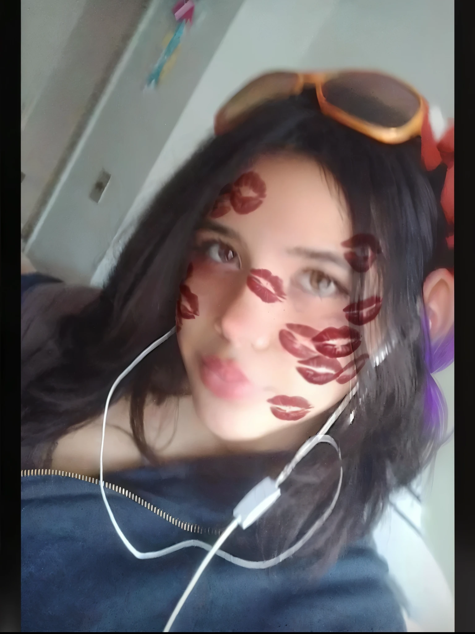Mujer arafed con auriculares y un par de gafas en la cara., foto de perfil, Foto de perfil, violeta myers, both have labios rojos, thick labios rojos, labios gruesos, labios llenos, selfie enamorado, imagen de perfil, very labios llenos, labios rojos, labios ligeramente separados, foto de Snapchat, imagen de muy muy baja calidad, marcas en su cara, foto de perfilture