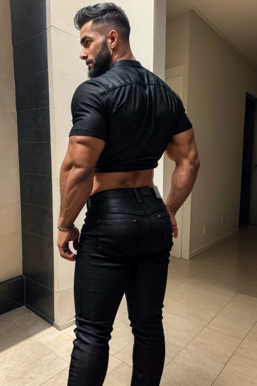 Beautiful  man 30 years old,  muscular full body, barba rala, mas seu rosto esta iluminado pela fogueira. (((Black Jeans))) (((Backside))) (((Big butt))) 