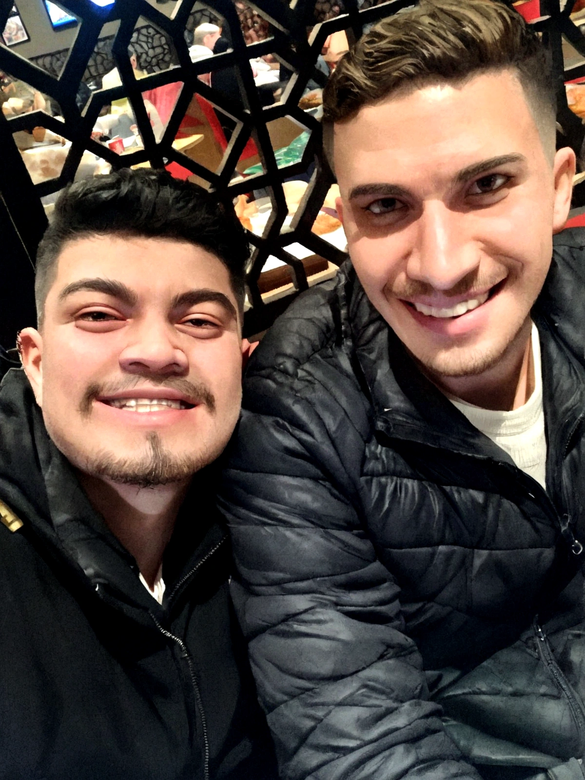 two men sitting at the table with a pizza and a drink, josan gonzalez e tyler edlin, Pablo Carpio e Jordan Grimmer, dois homens bonitos, Mars Ravelo e Greg Rutkowski, paul pepera pablo roldan, dois jovens, Alex Gray e Romero Ressendi, Greg Rutkowski e Ross Tran, both smiling at the camera