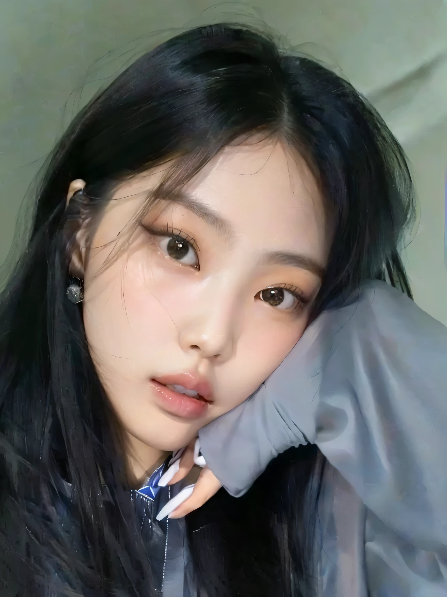 um close de uma mulher com longos cabelos pretos e uma jaqueta cinza, Ulzzang,  coreana, adorable and pale korean face, young lovely korean face, Jinyoung Shin, Korean facial features, com rosto redondo, young cute wan Asian face, south east asian com rosto redondo, Asian face, jaeyeon nam, korean symmetrical face, cruel korean goth girl