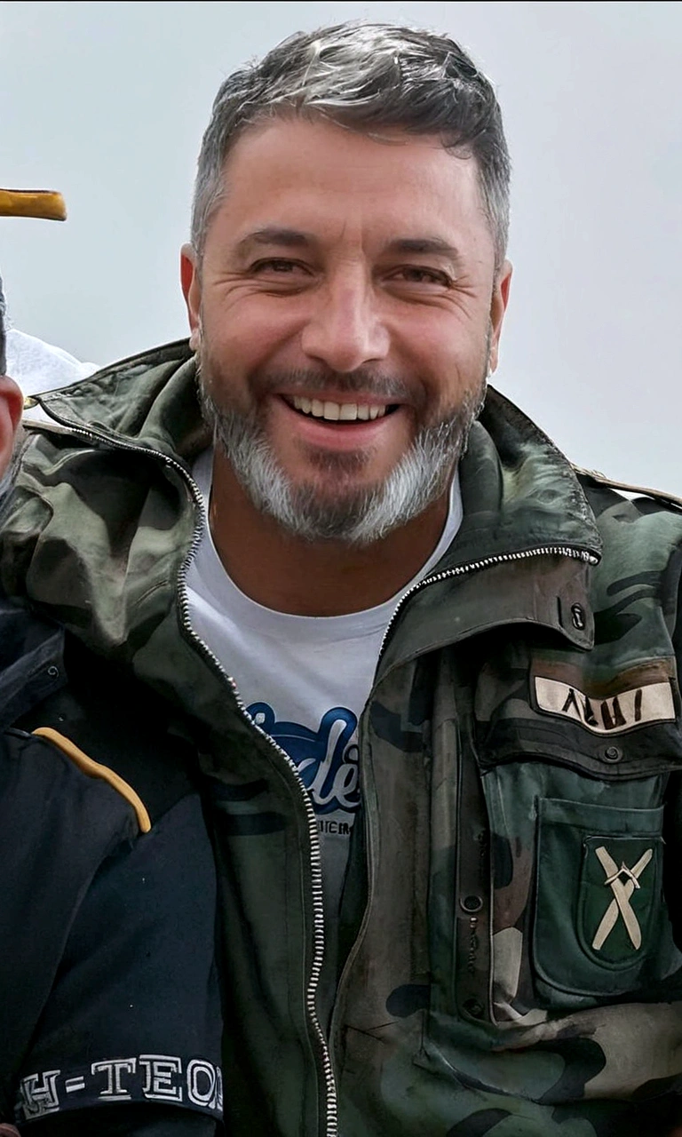 homem alegre, pele clara com barba e cabelo claro quase grisalho