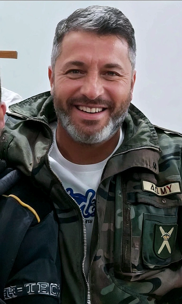 homem alegre, pele clara com barba e cabelo claro quase grisalho