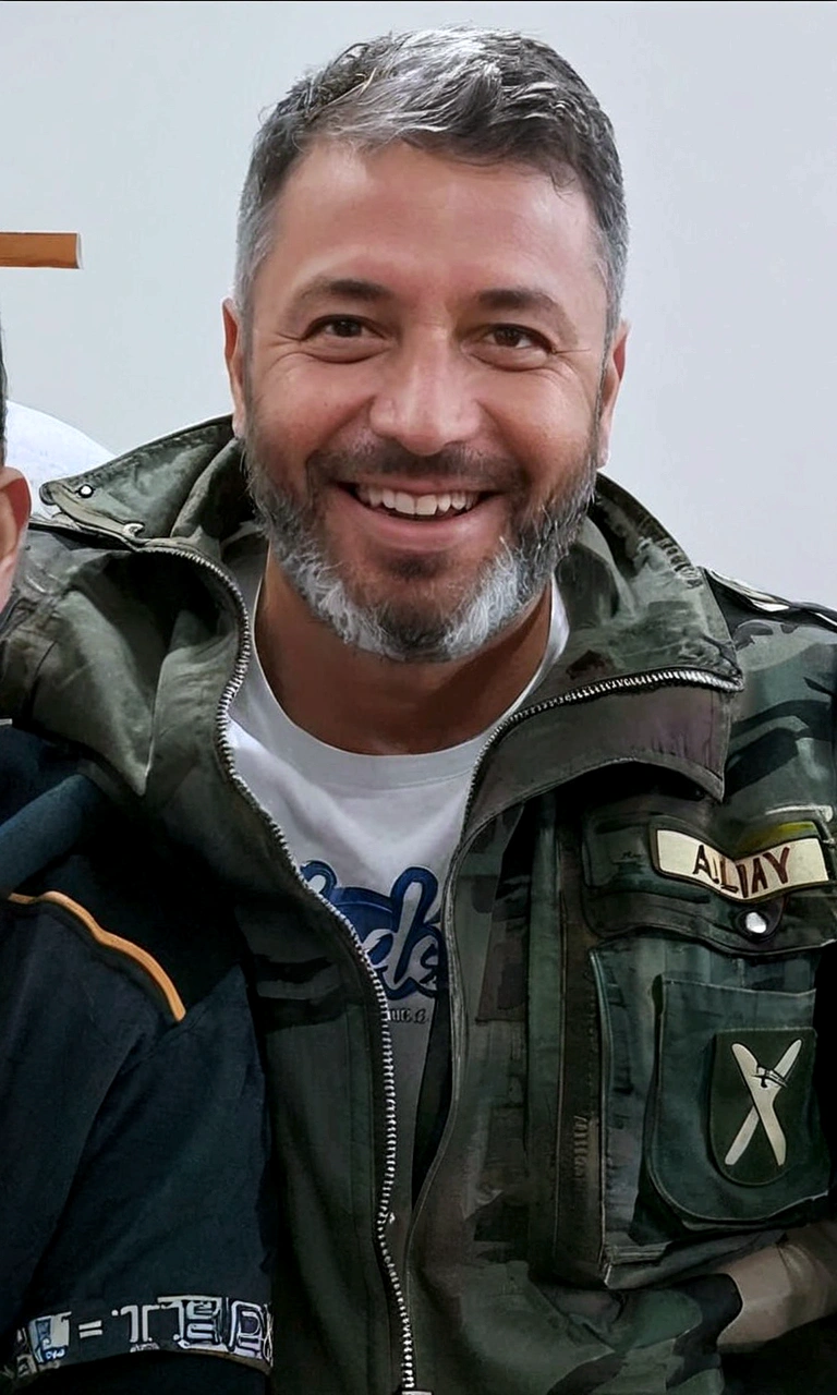 homem alegre, pele clara com barba e cabelo claro quase grisalho