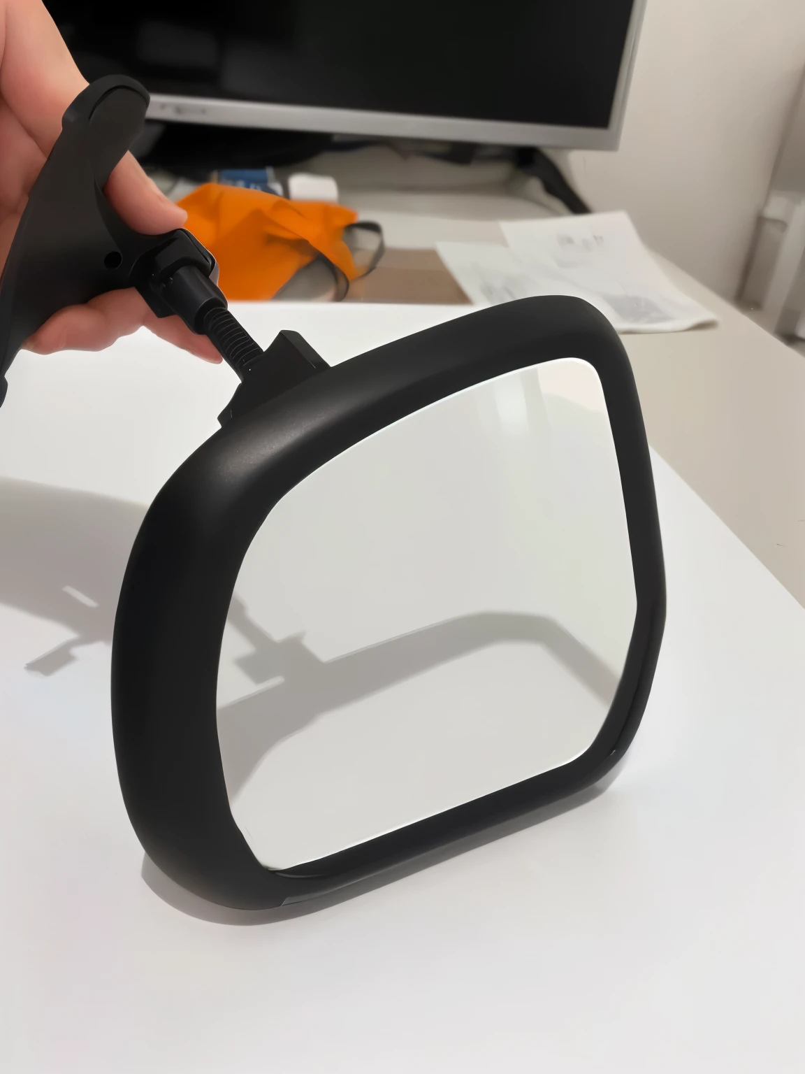 alguien sostiene un espejo negro con un asa, very Profesional, espejo interior, vista a nivel de los ojos, Imagen detallada del producto, Quick assembly, Lente reflectante, muy alta calidad, vista superior, vista del producto, bottom angle, imagen de alta calidad, Profesional, Detalle de alta calidad, seen from behind, baja calidad, con alto detalle, high angle close up shot