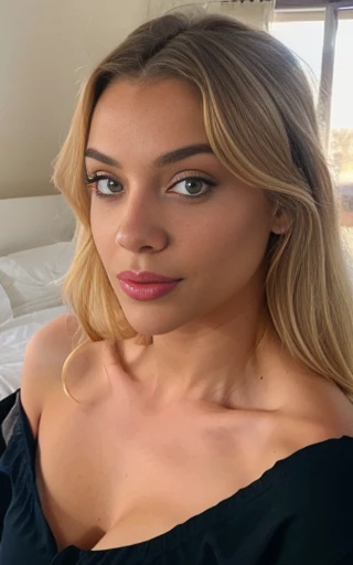 belle blonde habillé pyjama en soirée rouge et noir yeux bleus femme magnifique