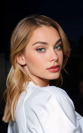 belle blonde habillé en robe de soirée rouge et noir et noir yeux bleus femme magnifique