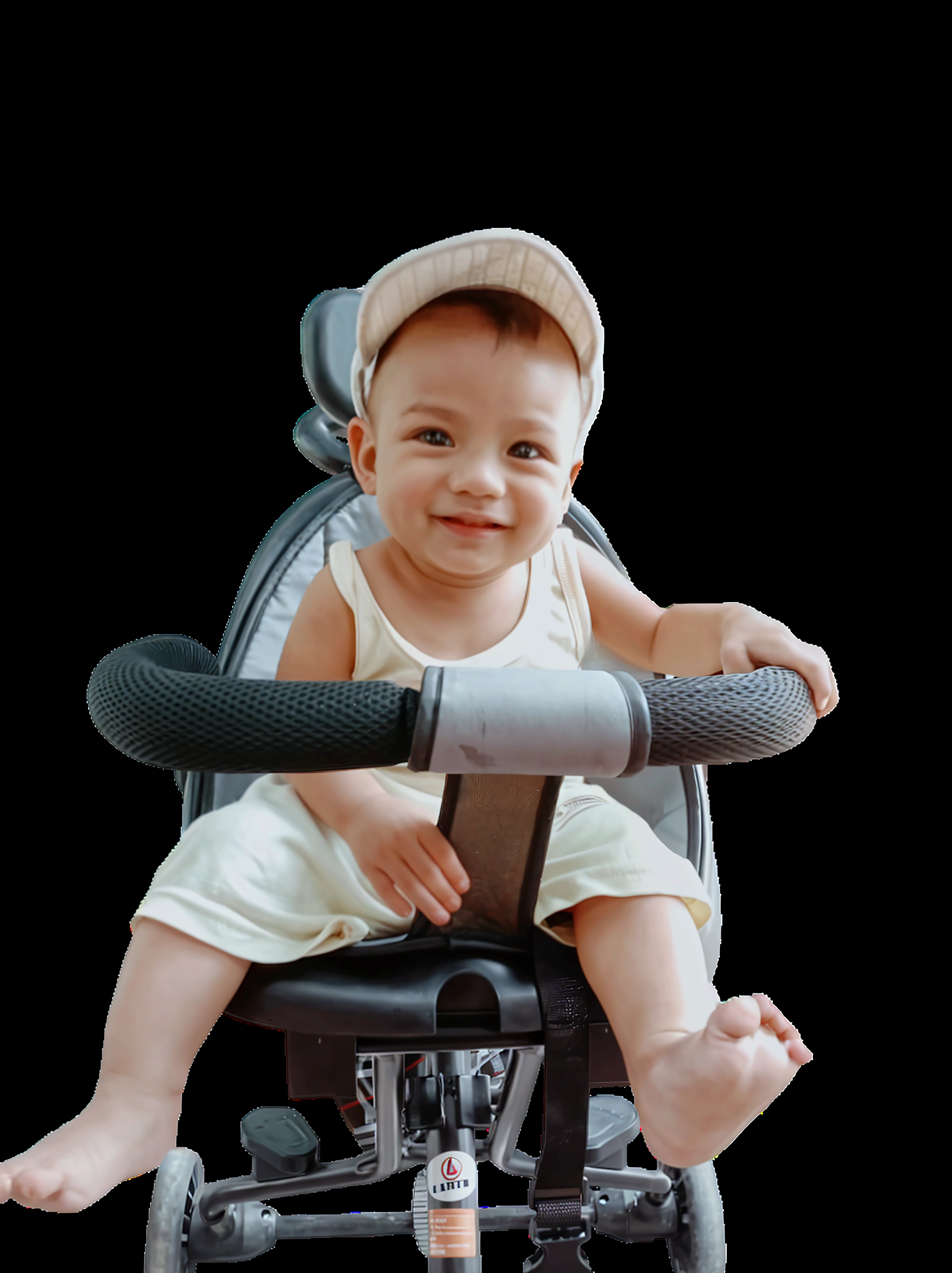 Smiling baby in a car chair with a steering wheel, with a happy expression, garoto feliz, virado para a frente, feliz com a boca aberta, assumindo o controle enquanto sorri, barnet, sorriso alegre, garotinho, sorriso travesso, mischievous expression, happily smiling at the camera, menino bonito, smiling at camera, cara bonita