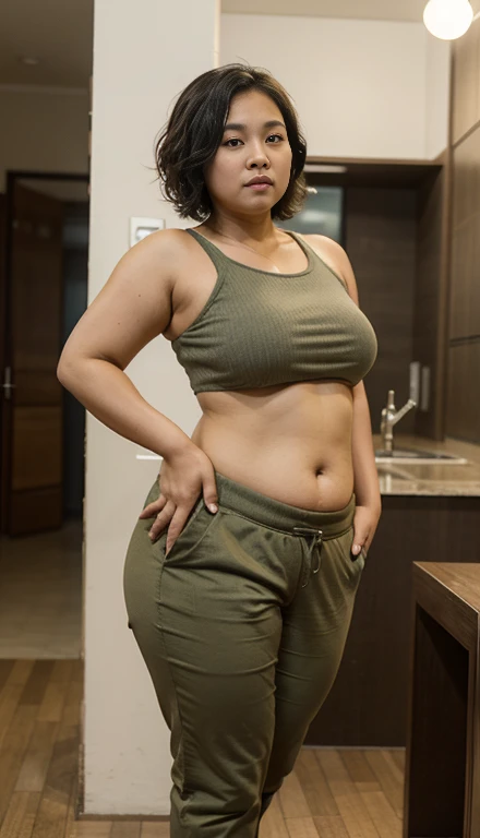 mujer gorda sin ropa en la cocina posando para una foto
