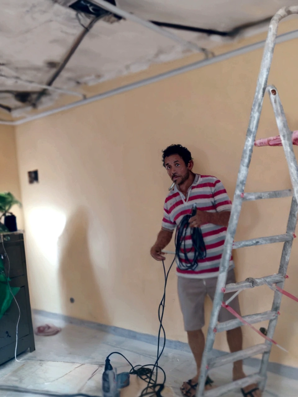wired man standing on a ladder in a room with a ladder, professional pintura, electrical wiring!, pintura come to life, pintura, pintura for a wall, dolorido, wall pintura, pintura, pintura, faux pintura, cabos nas paredes, melhor pintor do mundo, oleo pintura, by Rodolfo Amoedo, Trabalhando duro, foto realista