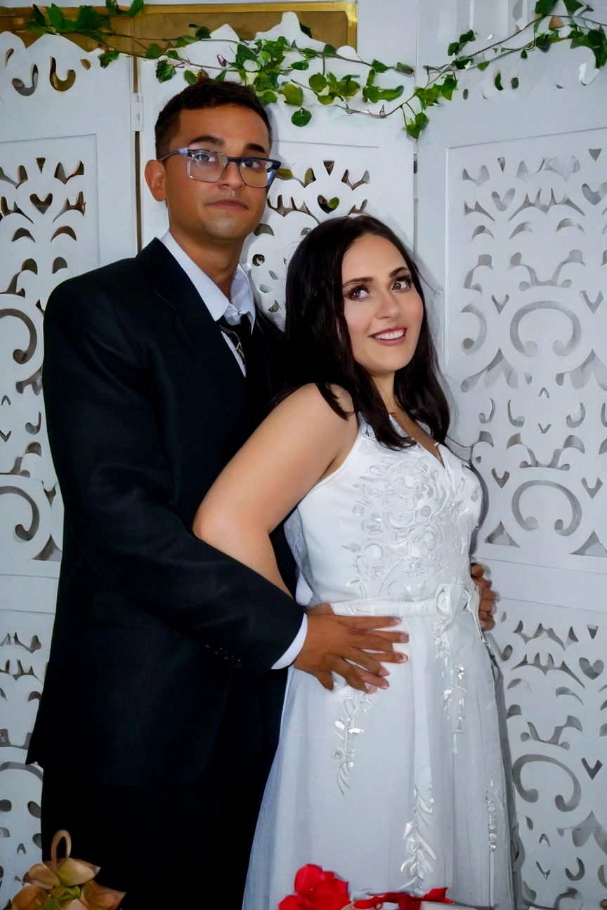 there is a man with glasses and a woman next to each other, na frente do outro
