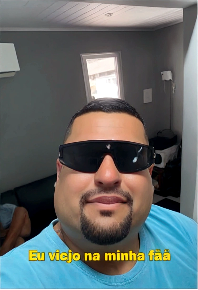 there is a man with sunglasses taking a selfie, low quality video, video tiktok, wearing versace sunglasses, imagem frontal, taken at the beginning of 2020, ele tem cerca de 4 0 anos, ele tem cerca de 40 anos, instagram post, Ronaldo Nazario fenomeno, Ronaldo Nazario, giga chad capaybara