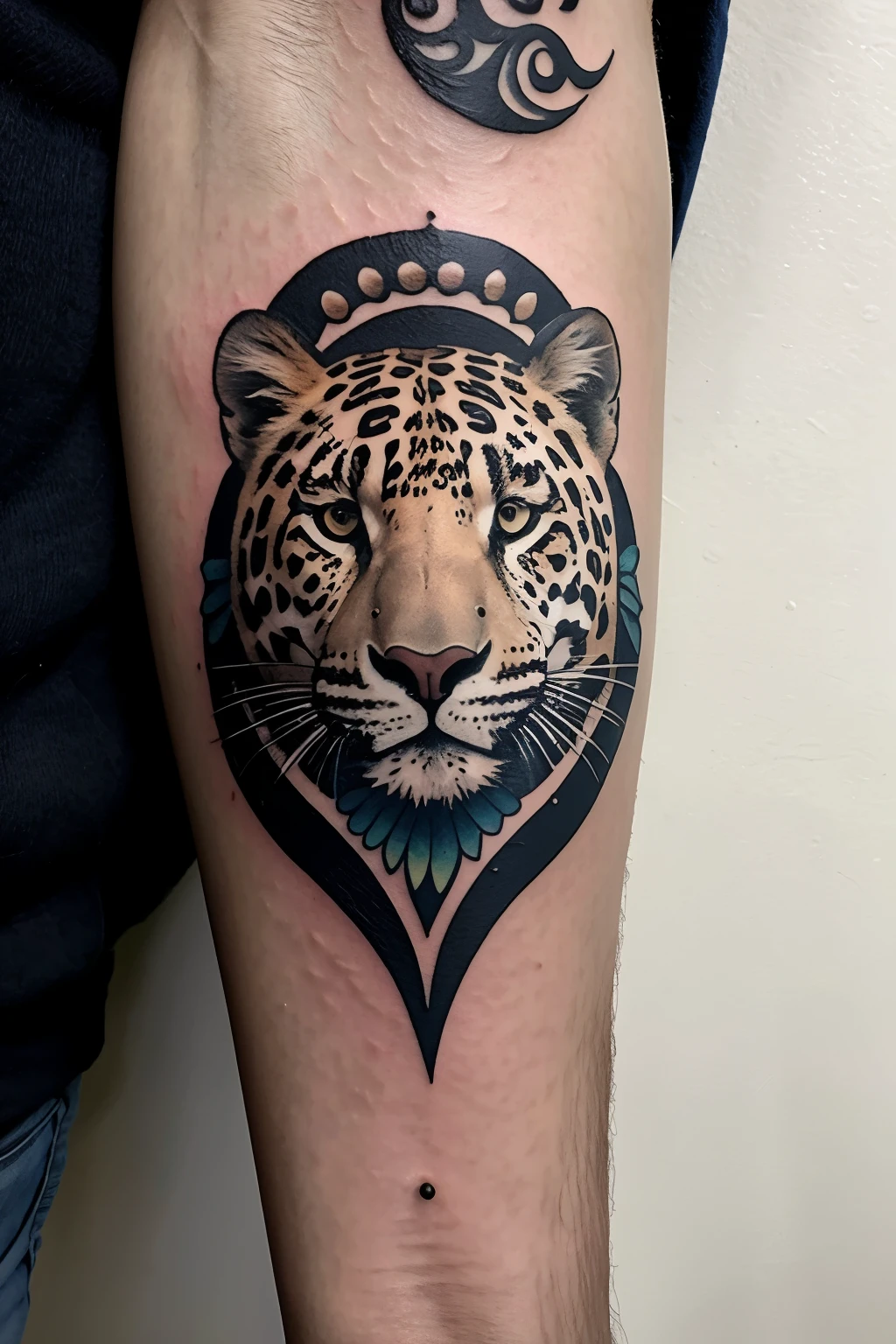 Tattoo en la espalda de una serpiente, del lado derecho la cabeza de un jaguar, un sol y la luna con una nube