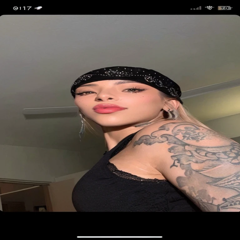 Mujer arafed con un tatuaje en el brazo y un top negro., imagen de perfil, cara como ester exposito, labios gruesos, cara sexy, Angie Glocka, labios sexys, Mia Kischner, foto de perfil, Lengua fuera, con tatuajes, sexy look at the camera, usando una gargantilla y un lindo sombrero, entintado, Foto de perfil