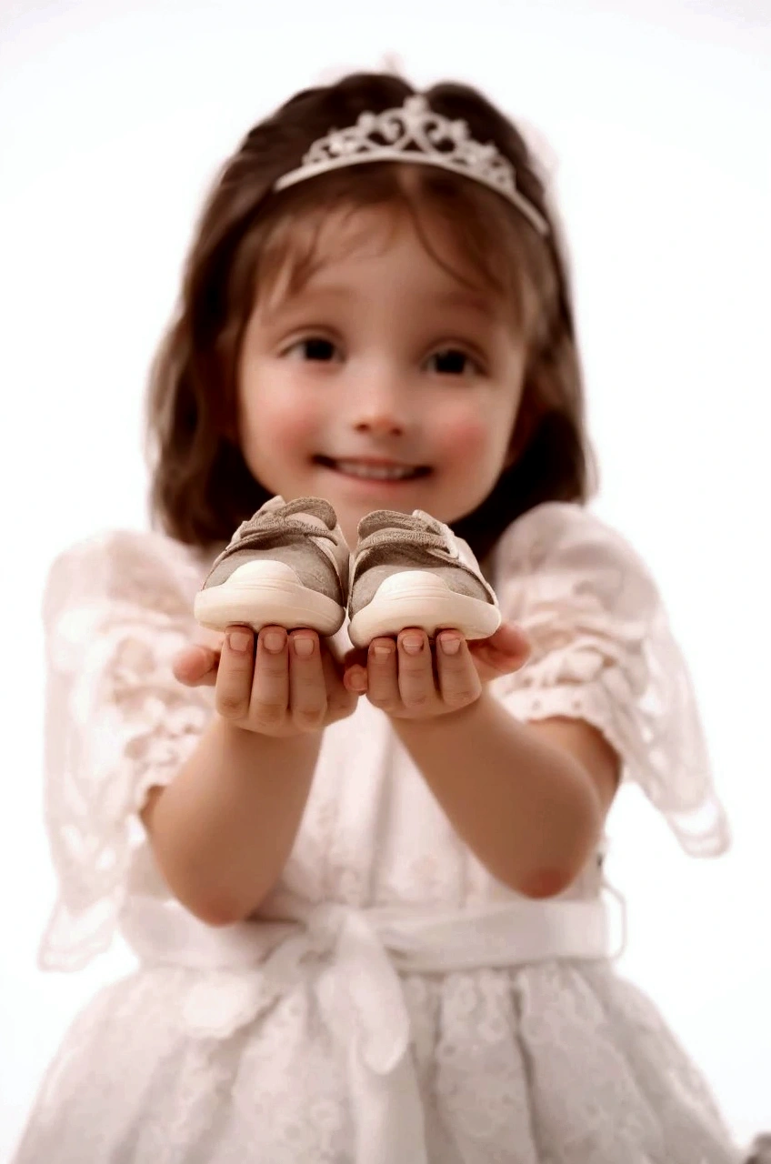 arafed little garota in a white dress holding a pair of sapato, ren, innocence, next generation, alto-chave, tom alto, , Polido : :, garota, por Aleksander Gierymski, alexa grace, sapato, childlds, g, bonitinho!, por Maksimilijan Vanka, um anjo, little