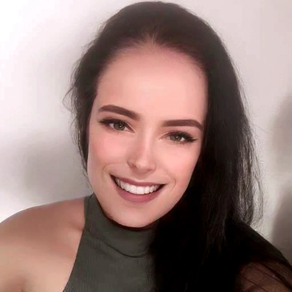 mulher sorridente com longos cabelos pretos, wearing a green blouse and black pants, imagem de perfil, headshot imagem de perfilture, Jodie Bateman, Mulher de 3 0 anos, mulher de 30 anos, imagem de perfil, linda e sorridente, Amanda Clarke, Kaitlyn Michelle Siragusa, headshot, foto de perfil, imagem de avatar, fernanda suarez, 1 8 are, malika favre