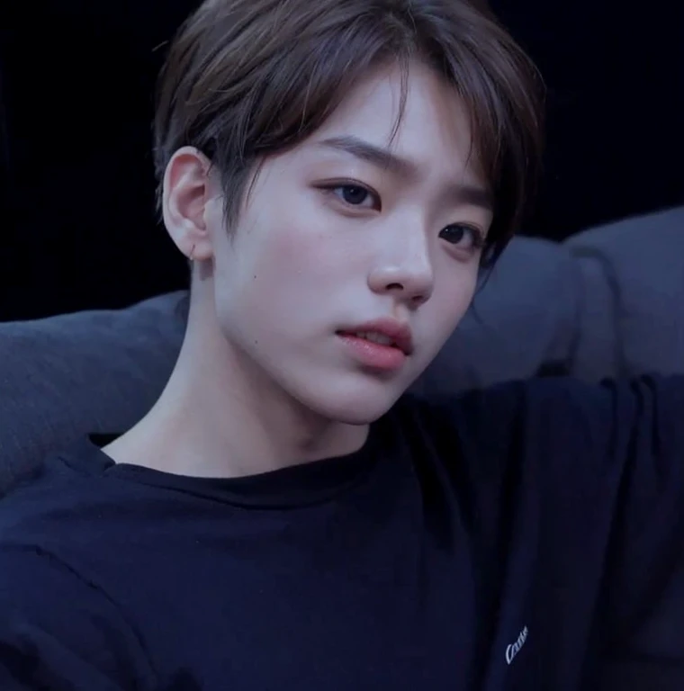 Uzzlang boy, swollen eyes, big eyes